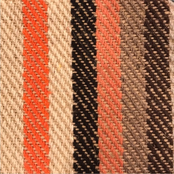 Universal Thread Clamshell Clutch- NWOT - Picture 2 of 8